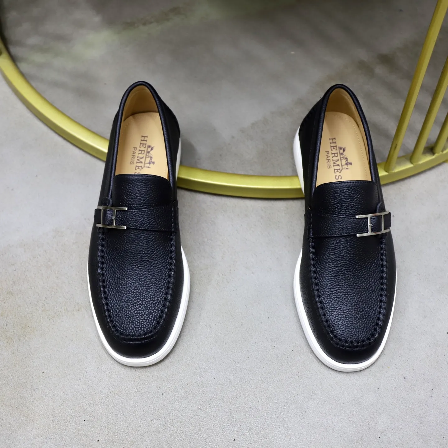 Ex-factory price: 560💰Hermès/Hermès slip-on men's shoes. This shoe is made of imported pebbled cowhide. It has simple and smooth lines and is combined with aerodynamically designed 3CM rubber foam ultra-light soles! Youthful and fashionable, classic H-shaped hardware buckle decoration, calf lining gently wraps the feet, with logo cowhide feet, casual and urban style, highlighting youthful vitality, sports and leisure version, super versatile, code number: 38-39-40-41-42-43-44 standard leather shoe size (45 can be customized but does not support returns)